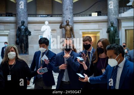 Il rappresentante degli Stati Uniti Jared Golden (democratico del Maine) parla con i giornalisti mentre cammina verso la Camera durante una votazione al Campidoglio degli Stati Uniti a Washington, DC, giovedì 4 novembre 2021. La Camera dei rappresentanti si prepara oggi a votare sulla build Back meglio e bipartisan infrastrutture fatture credito: Rod Lamkey / CNP Foto Stock