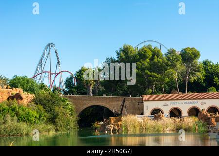 CoTARRAGONA, SPAGNA - ottobre 2021: Shambhala è una montagna di montagne russe in acciaio Hyper Coaster situata a PortAventura a Salou, in Spagna. È il secondo più alto (256 Foto Stock