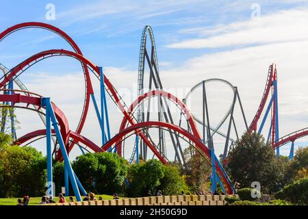 CoTARRAGONA, SPAGNA - ottobre 2021: Shambhala è una montagna di montagne russe in acciaio Hyper Coaster situata a PortAventura a Salou, in Spagna. È il secondo più alto (256 Foto Stock