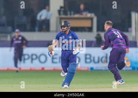 Virat Kohli dell'India corre tra i wickets durante la partita di Coppa del mondo ICC Mens T20 tra l'India e la Scozia al Dubai International Cricket Stadium, Dubai, UAE, il 05 novembre 2021. Foto di Grant Winter. Solo per uso editoriale, licenza richiesta per uso commerciale. Nessun utilizzo nelle scommesse, nei giochi o nelle pubblicazioni di un singolo club/campionato/giocatore. Credit: UK Sports Pics Ltd/Alamy Live News Foto Stock