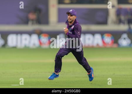 Kyle Coetzer, Capitano di Scozia insegue la palla durante la partita di Coppa del mondo ICC Mens T20 tra India e Scozia al Dubai International Cricket Stadium, Dubai, UAE, il 05 novembre 2021. Foto di Grant Winter. Solo per uso editoriale, licenza richiesta per uso commerciale. Nessun utilizzo nelle scommesse, nei giochi o nelle pubblicazioni di un singolo club/campionato/giocatore. Credit: UK Sports Pics Ltd/Alamy Live News Foto Stock