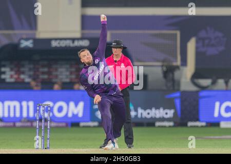 Mark Watt di Scozia bowling durante la partita ICC Mens T20 World Cup tra India e Scozia al Dubai International Cricket Stadium, Dubai, Emirati Arabi Uniti, il 05 novembre 2021. Foto di Grant Winter. Solo per uso editoriale, licenza richiesta per uso commerciale. Nessun utilizzo nelle scommesse, nei giochi o nelle pubblicazioni di un singolo club/campionato/giocatore. Credit: UK Sports Pics Ltd/Alamy Live News Foto Stock