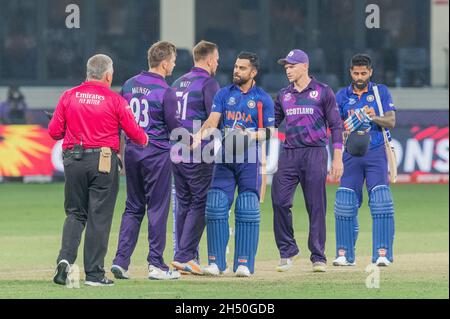 I giocatori dell'India (in blu) e della Scozia si scuotono le mani dopo la partita della Coppa del mondo ICC Mens T20 tra India e Scozia al Dubai International Cricket Stadium di Dubai, Dubai, Emirati Arabi Uniti, il 05 novembre 2021. Foto di Grant Winter. Solo per uso editoriale, licenza richiesta per uso commerciale. Nessun utilizzo nelle scommesse, nei giochi o nelle pubblicazioni di un singolo club/campionato/giocatore. Credit: UK Sports Pics Ltd/Alamy Live News Foto Stock