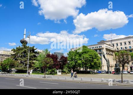 Bucarest, Romania, 6 maggio 2021: Monumenti vicino alla Biblioteca Universitaria Centrale in Piazza Revolutiei (Piata Revolutiei) in Viale Victoriei (Calea Victo Foto Stock