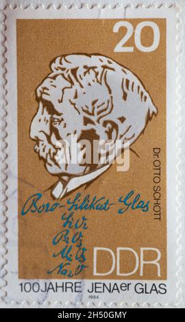 GERMANIA, DDR - CIRCA 1984 : francobollo tedesco, GDR che mostra un ritratto del dottor otto Schott l'inventore del bicchiere di Jena con formula ossidica Foto Stock