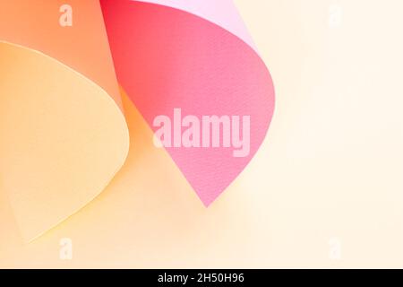Astratto geometrico rosa chiaro e pastello sfuma lo sfondo di carta bianca. Elemento in tela testurizzata per disegno di testo, biglietto d'auguri, modello con copia spa Foto Stock