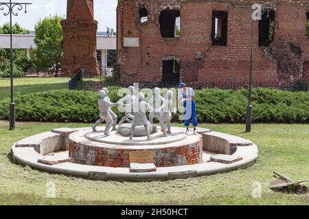 VOLGOGRAD, RUSSIA - 17 AGOSTO 2020: Un dipendente spazza la zona intorno alla fontana Dancing Children. Rovinato durante la seconda guerra mondiale di mattoni rossi mil AS Foto Stock