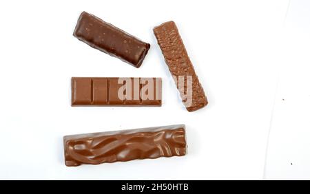 varie tavolette di cioccolato dolci e gustosi isolate su bianco, vista dall'alto Foto Stock