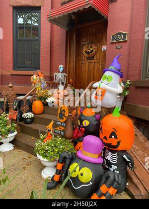 Decorazioni di Halloween di fronte a una casa cittadina nel quartiere Park Slope di Brooklyn, New York. Foto Stock