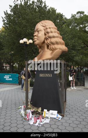 Installazione artistica a Union Square a NYC dall'artista Chris Carnabuci di busti di George Floyd, John Lewis e Breonna Taylor. Legno compensato di okoume tagliato, finitura in bronzo. Parte della serie SEEINJUSTICE di Confrontate Art CNC. Foto Stock