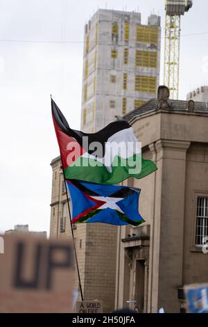 Glasgow, Scozia, Regno Unito 5 novembre 2021. La marcia dei giovani sul clima a Glasgow, dal Kelvingrove Park a George Square, come parte delle proteste COP26, con migliaia di giovani e attivisti del clima che si sono avvicendati per dimostrare la propria frustrazione per il cambiamento climatico. Credit: R.Gass/Alamy Live News Foto Stock