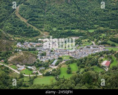 Veduta aerea di Panticosa, come visto dal punto di vista 'Mirador de Peña Medio', a Huesca, Aragona, Spagna Foto Stock