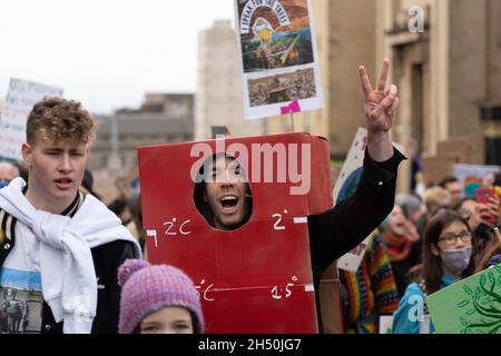Glasgow, Scozia, Regno Unito 5 novembre 2021. La marcia dei giovani sul clima a Glasgow, dal Kelvingrove Park a George Square, come parte delle proteste COP26, con migliaia di giovani e attivisti del clima che si sono avvicendati per dimostrare la propria frustrazione per il cambiamento climatico. Credit: R.Gass/Alamy Live News Foto Stock