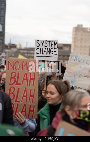 Glasgow, Scozia, Regno Unito 5 novembre 2021. La marcia dei giovani sul clima a Glasgow, dal Kelvingrove Park a George Square, come parte delle proteste COP26, con migliaia di giovani e attivisti del clima che si sono avvicendati per dimostrare la propria frustrazione per il cambiamento climatico. Credit: R.Gass/Alamy Live News Foto Stock