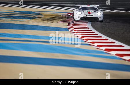 91 Bruni Gianmaria (ita), Lietz Richard (aut), Makowiecki Frederic (fra), Porsche GT Team, Porsche 911 RSR - 19, azione durante la 8 ore del Bahrain, 6° round del FIA World Endurance Championship 2021, FIA WEC, sul circuito Internazionale del Bahrain, dal 4 al 6 novembre 2021 a Sakhir, Bahrain - Foto: Francois Flamand/DPPI/LiveMedia Foto Stock