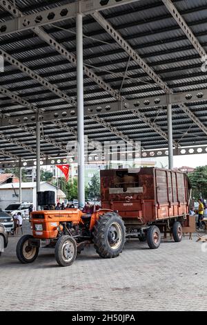 Antalya, Turchia - 08. 25. 2021: Vecchio trattore arancione del marchio Turk Fiat Foto Stock