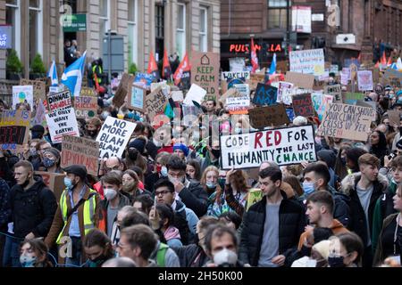 COP26 venerdì per il futuro, Climate Strike, Kelvingrove Park, Glasgow, Regno Unito. 5 novembre 2021. L'attivista ambientale Greta Thunberg ha lanciato un appello a Glaswegiani e ad altri per unirsi alla protesta. Organizzato da venerdì per la futura Scozia, con i partecipanti che marciano alle 11:30 da Kelvingrove Park a George Square che terminano la marcia verso le 14:40 per i discorsi a George Square. Credit: Arch White/Alamy Live News Foto Stock