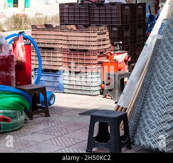 Scatole colorate in plastica per frutta impilate in pile in vendita Foto Stock