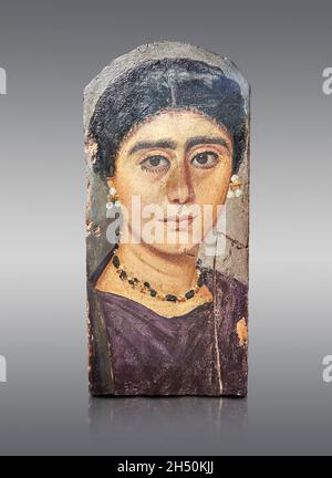 Ritratto di mamma romana egiziana Fayum, 138-161 d.C., Antinoöpolis. Museo del Louvre E12569. La donna è adornata con pendenti auricolari in oro montati con t Foto Stock