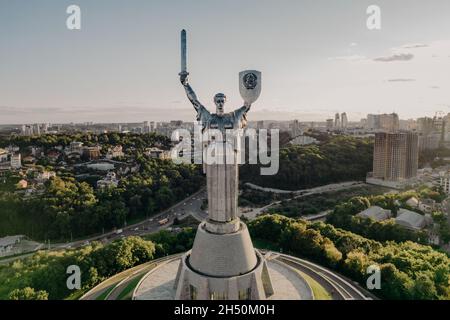 Kiev, Ucraina - Settembre, 2021: Vista aerea del Monumento della Patria. Drone pic con razzi solari. Statua monumentale nella capitale. Uno dei più Foto Stock