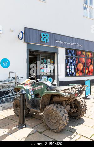 Una quad-bike parcheggiata fuori dal supermercato Co-op nella città montana di Pennines di Alston, Cumbria UK Foto Stock