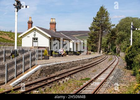 Stazione di Slaggyford, restaurata nel 2017, sulla South Tynedale Railway (una ferrovia a scartamento ridotto conservata) sulle Pennines nel Northumberland UK Foto Stock