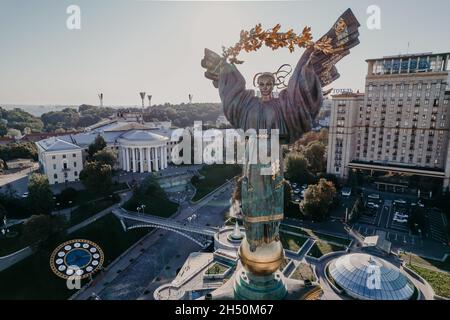 Kiev, Ucraina - Settembre, 2021: Piazza Maidan Nezalezhnosti - vista aerea del drone. Monumento di Indipendenza - Berehynia nel centro. Golden bella Foto Stock