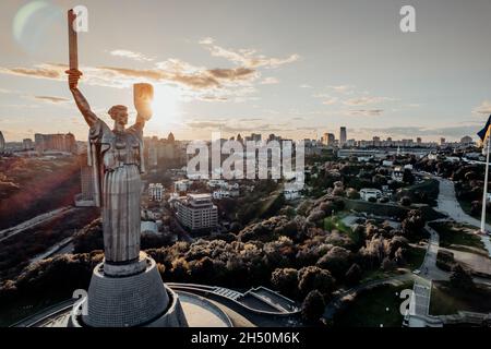 Kiev, Ucraina - Settembre, 2021: Vista aerea del Monumento della Patria. Drone pic con razzi solari. Statua monumentale nella capitale. Uno dei più Foto Stock