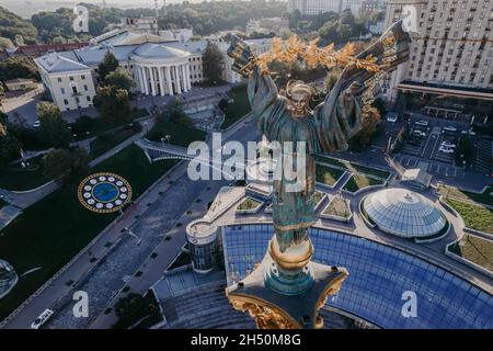 Kiev, Ucraina - Settembre, 2021: Piazza Maidan Nezalezhnosti - vista aerea del drone. Monumento di Indipendenza - Berehynia nel centro. Golden bella Foto Stock