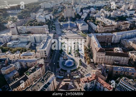 Kiev, Ucraina - Settembre 2021: Piazza Maidan Nezalezhnosti, Khreshchatyk e fiume Dnieper - vista aerea drone. Volo sulla capitale - grande città con Foto Stock