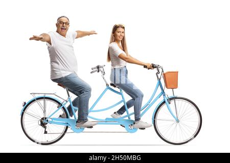 Uomo maturo e una giovane femmina su una bicicletta tandem isolata su sfondo bianco Foto Stock