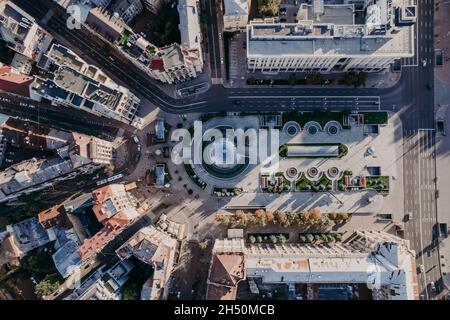 Kiev, Ucraina - Settembre, 2021: Vista dall'alto aerea di Maidan Nezalezhnosti - Piazza dell'Indipendenza a Kiev. Foto drone. Architettura geometrica dell'est Foto Stock