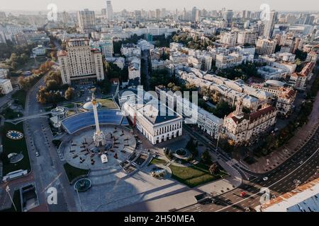 Kiev, Ucraina - Settembre 2021: Piazza Maidan Nezalezhnosti, Khreshchatyk e fiume Dnieper - vista aerea drone. Volo sulla capitale - grande città con Foto Stock