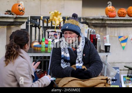 Londra, UK, 5 novembre 2021: Richard Ratcliffe dà un'intervista ai media il giorno 13 del suo sciopero della fame al di fuori del Foreign Office da cui richiedere un'azione Foto Stock