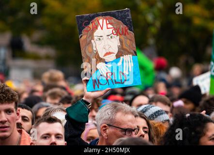 Glasgow, Scozia, Regno Unito. 5 novembre 2021. I manifestanti in un venerdì per la marcia futura in una Giornata Mondiale d'azione attraverso il centro di Glasgow per il cambiamento climatico. La dimostrazione iniziò a Kelvingrove Park e terminò a George Square. L'attivista Greta Thunberg è stato uno dei manifestanti della marcia. PIC; Iain Masterton/Alamy Live News. Foto Stock