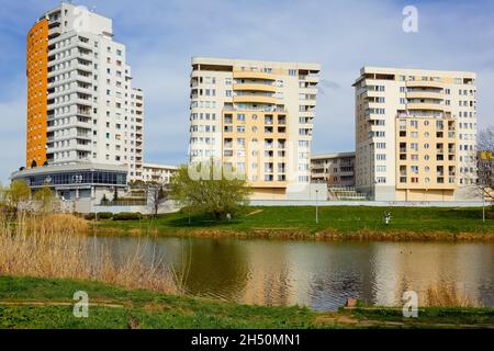 Varsavia, Polonia - 15 aprile 2018: Edifici contemporanei a più piani vicino al lago sono visti nel quartiere della città che è localmente chiamato Przyczol Foto Stock