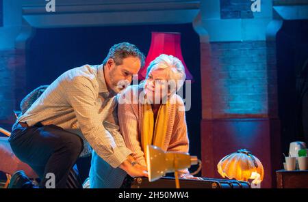 Gerald Finley (Bluebeard), Susan Bullock (Judith) in BLUEBEARD’S CASTLE at the Stone Nest, Londra W1 05/11/2021 music: Bela Bartok direttore musicale: Stephen Higgins design: Adrian Winford Lighting: Jack Wiltshire traduttore & regista: Daisy Evans Foto Stock