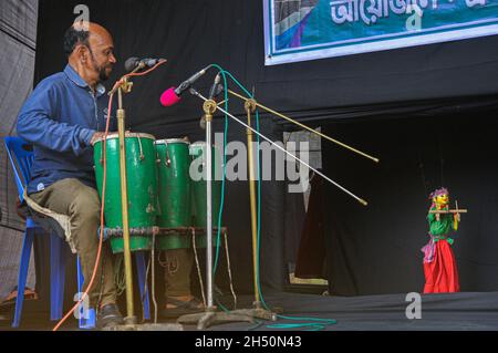 Moni Mukta gruppo di burattini di B. Baria, che si esibisce in una mostra di burattini in occasione di un evento per celebrare il 15 anniversario della Sylhet Agricultural University, Sylhet, Bangladesh. Foto Stock