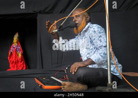 Moni Mukta gruppo di burattini di B. Baria, che si esibisce in una mostra di burattini in occasione di un evento per celebrare il 15 anniversario della Sylhet Agricultural University, Sylhet, Bangladesh. Foto Stock