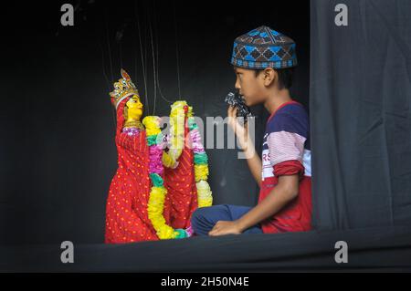 Moni Mukta gruppo di burattini di B. Baria, che si esibisce in una mostra di burattini in occasione di un evento per celebrare il 15 anniversario della Sylhet Agricultural University, Sylhet, Bangladesh. Foto Stock