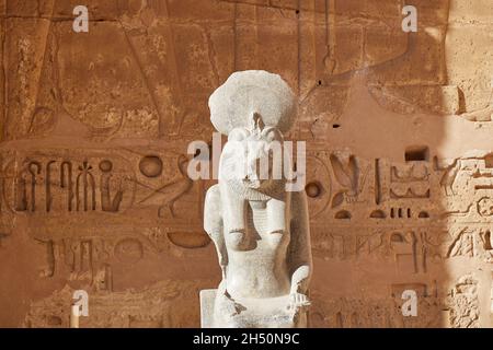 Una statua di granito seduta della dea leonessa Sekhmet a Medinet Habu, il tempio mortuario di Ramesses III Foto Stock