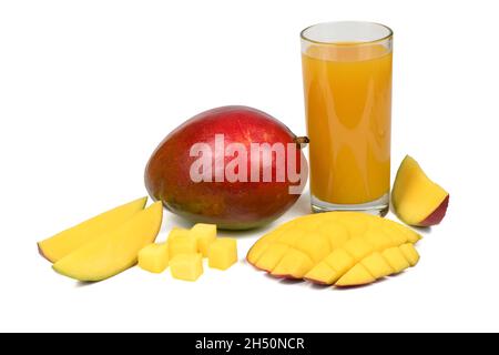 Frutta fresca di mango e un bicchiere di succo isolato su sfondo bianco. Foto ad alta risoluzione. Profondità di campo completa. Foto Stock