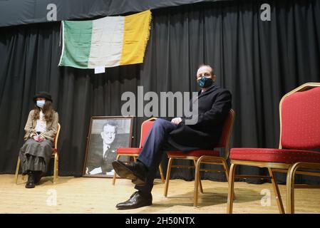 Taoiseach Micheal Martin prima di parlare ad una commemorazione del compianto Paddy Smith alla Chiesa di St Brigids a Bailieborough, Cavan. La lunga carica di Fianna Fail TD fu condannata a morte dalle autorità britanniche 100 anni fa per 'tradimento e guerra di imposizione' durante la Guerra d'Indipendenza dell'Irlanda, ma successivamente risparmiata. Data foto: Venerdì 5 novembre 2021. Foto Stock