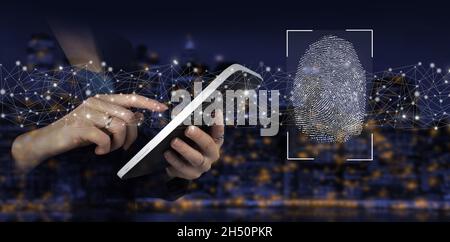 Concetto biometrico e di sicurezza. Tablet bianco con tocco a mano e impronta digitale ologramma sullo sfondo sfocato scuro della città. Schermo a sfioramento, Fingerpr Foto Stock
