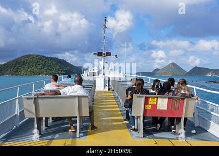 I turisti in traghetto navigano dall'isola di Tortola a San Tommaso, Isole Vergini Britanniche, piccole Antille, Mar dei Caraibi Foto Stock