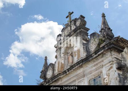 Cachoeira, Bahia, Brasile - 29 novembre 2014: Facciata del Convento di Santo Antônio do Paraguau. Situato a Cachoeira, nello stato brasiliano di Bah Foto Stock