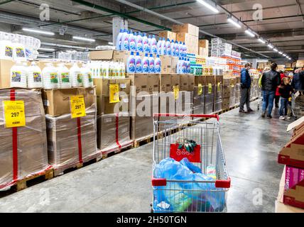 Samara, Russia - 9 ottobre 2021: Interno del discount al dettaglio Mayak. Uno dei magazzini di vendita al dettaglio in Russia, vendita di cibo, mobili e casalinghe Foto Stock