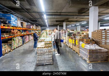 Samara, Russia - 9 ottobre 2021: Interno del discount al dettaglio Mayak. Uno dei magazzini di vendita al dettaglio in Russia, vendita di cibo, mobili e casalinghe Foto Stock