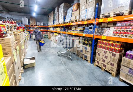 Samara, Russia - 9 ottobre 2021: Interno del discount al dettaglio Mayak. Uno dei magazzini di vendita al dettaglio in Russia, vendita di cibo, mobili e casalinghe Foto Stock