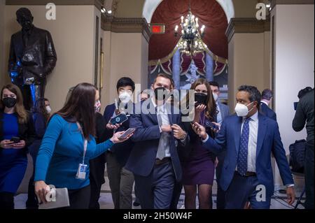 Washington DC, Stati Uniti. 05 novembre 2021. Il rappresentante degli Stati Uniti Jared Golden (democratico del Maine) parla con i giornalisti mentre cammina verso la Camera durante una votazione al Campidoglio degli Stati Uniti a Washington, DC, giovedì 4 novembre 2021. La Camera dei rappresentanti si prepara oggi a votare sui conti Build Back Better e bipartisan Infrastructure . Photo by Rod Lammey/CNP/ABACAPRESS.COM Credit: Abaca Press/Alamy Live News Foto Stock